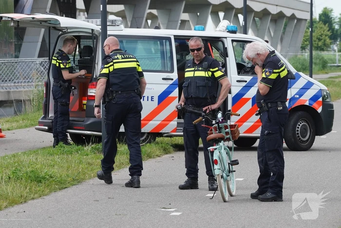 Brommerrijder raakt fietsster na uitwijkmanoeuvre