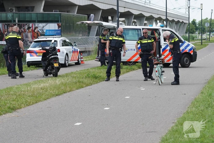 Brommerrijder raakt fietsster na uitwijkmanoeuvre