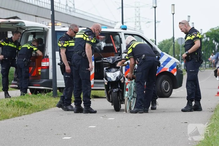Brommerrijder raakt fietsster na uitwijkmanoeuvre
