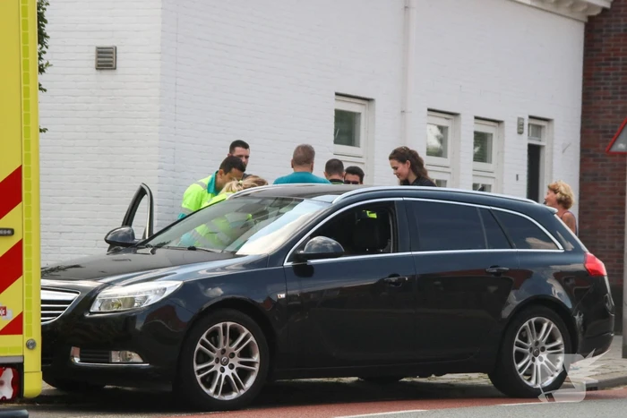 Behoorlijke schade na aanrijding op doorgaande weg