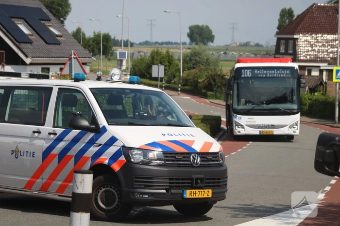 Behoorlijke schade na aanrijding op doorgaande weg