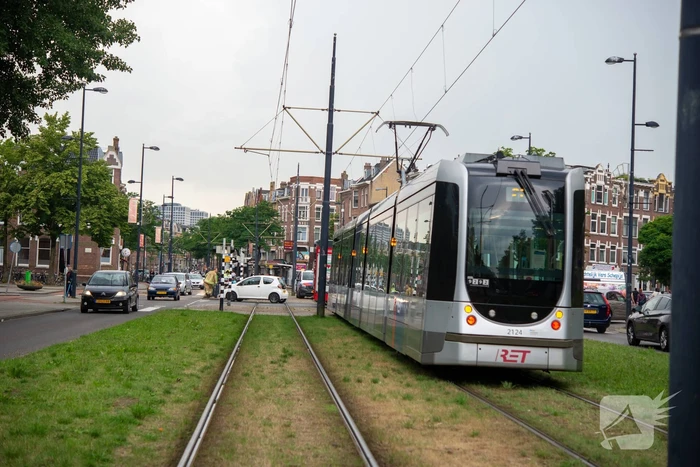 Auto botst met tram