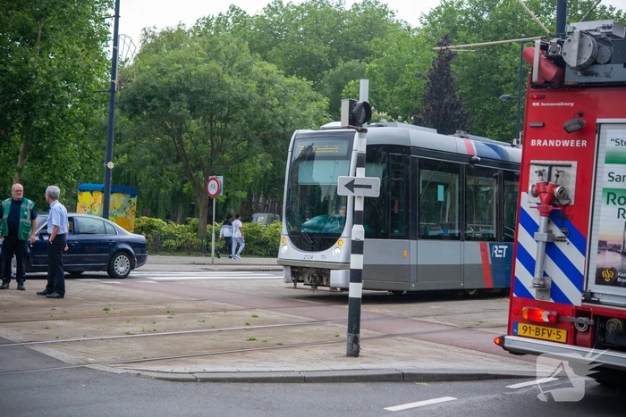 Auto botst met tram