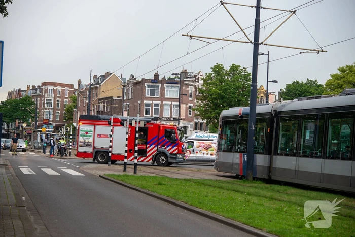 Auto botst met tram