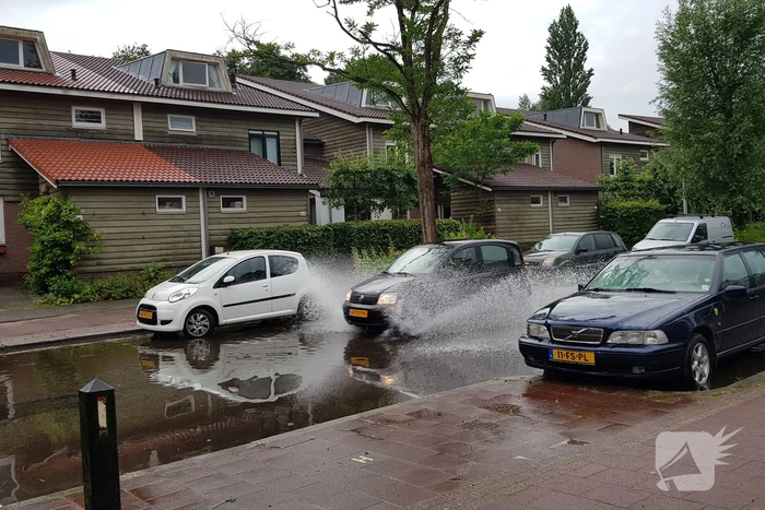 Straat onder water na wolkbreuk
