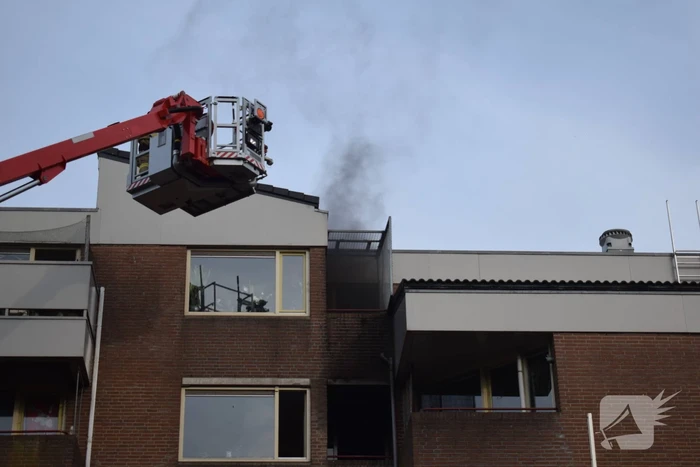 Brand in appartement, bewoners gered met hoogwerker