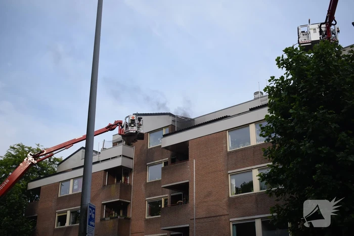 Brand in appartement, bewoners gered met hoogwerker