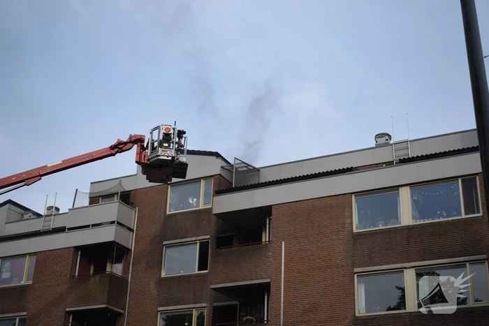 Brand in appartement, bewoners gered met hoogwerker