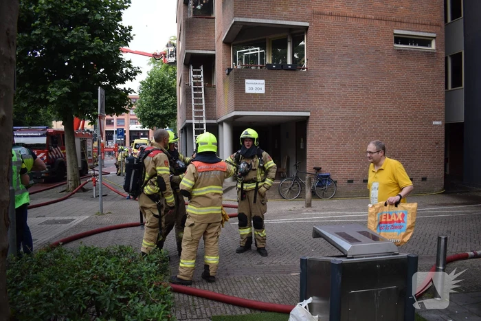 Brand in appartement, bewoners gered met hoogwerker