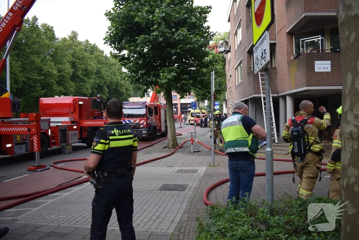 Brand in appartement, bewoners gered met hoogwerker
