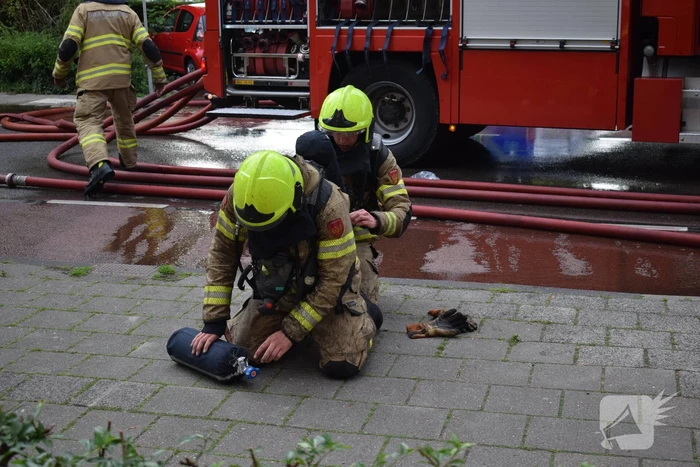 Brand in appartement, bewoners gered met hoogwerker