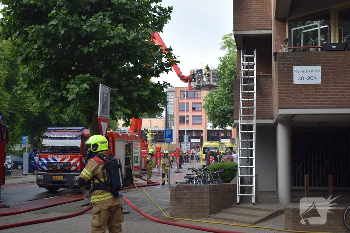 Brand in appartement, bewoners gered met hoogwerker