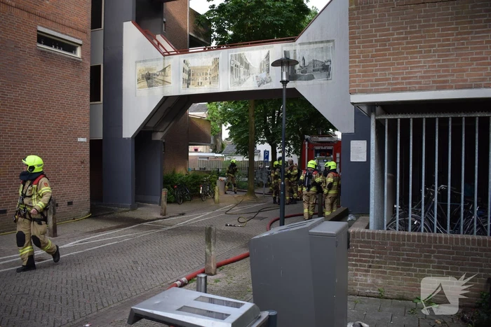 Brand in appartement, bewoners gered met hoogwerker