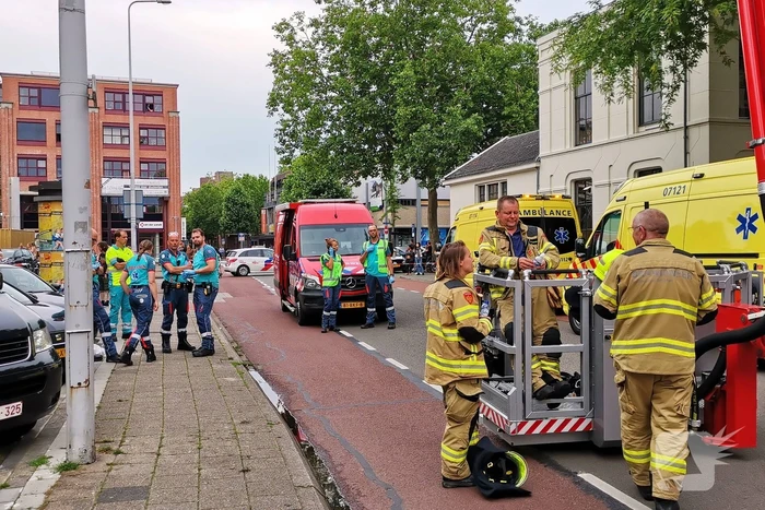 Brand in appartement, bewoners gered met hoogwerker
