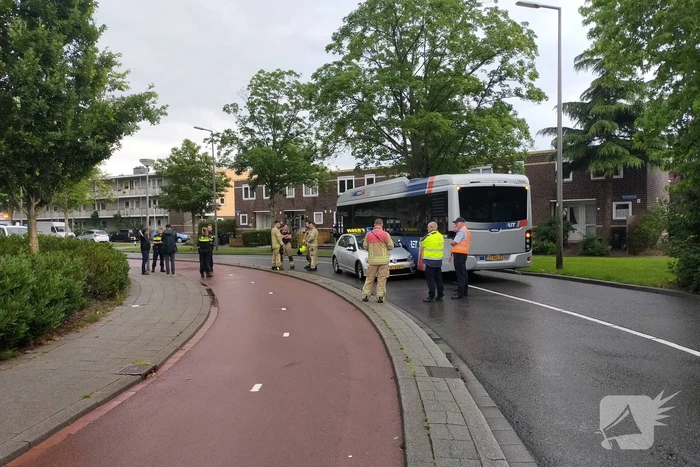 Aanrijding tussen lesauto en lijnbus