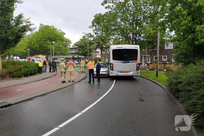 Aanrijding tussen lesauto en lijnbus