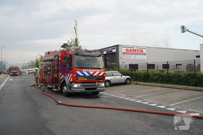 Grote brand in autobedrijf