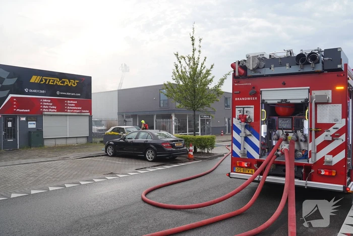 Grote brand in autobedrijf