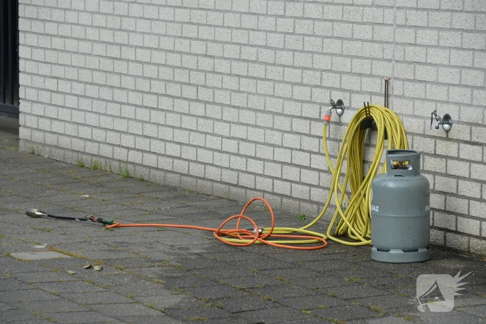 Gasfles van onkruidbrander vliegt in brand