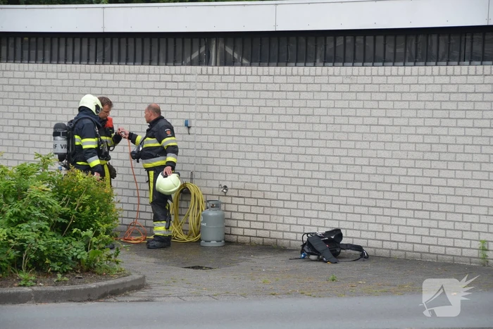 Gasfles van onkruidbrander vliegt in brand