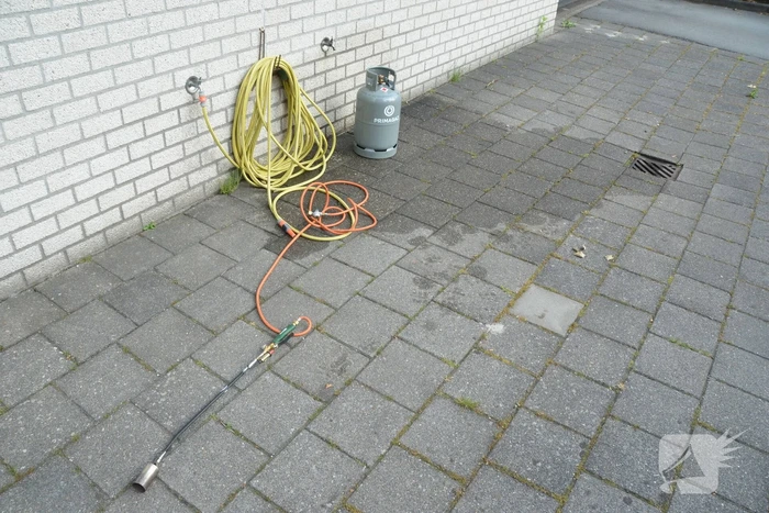 Gasfles van onkruidbrander vliegt in brand