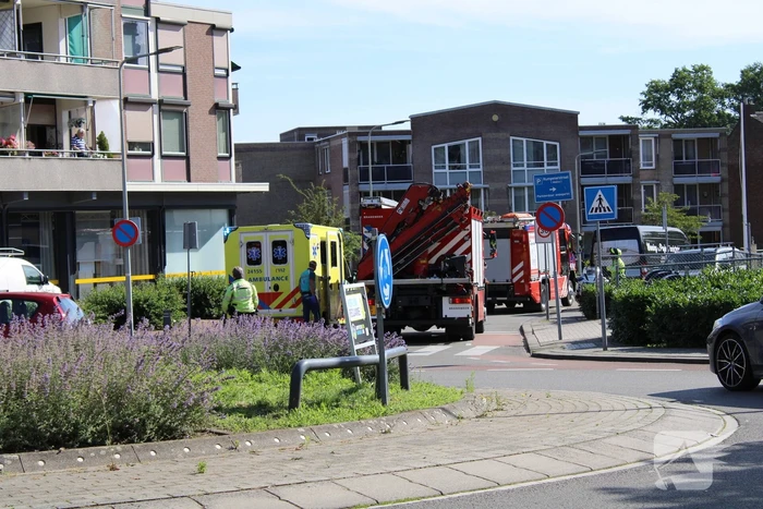 Man bekneld onder volle palletwagen