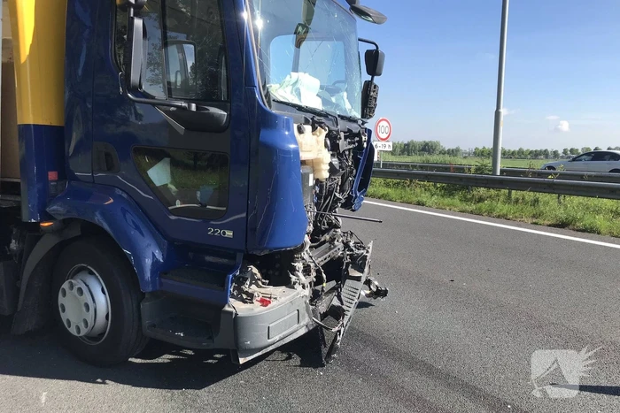 Enorme schade na aanrijding tussen twee vrachtwagens