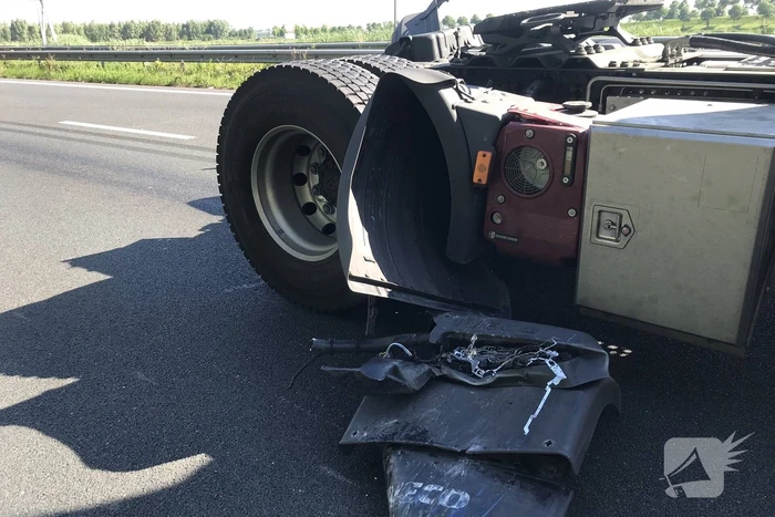 Enorme schade na aanrijding tussen twee vrachtwagens