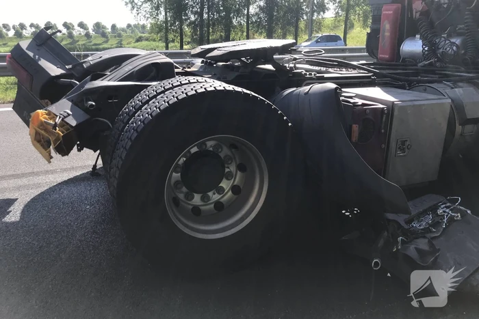 Enorme schade na aanrijding tussen twee vrachtwagens