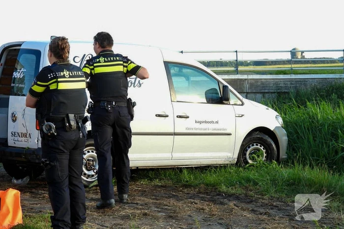Bestelbus belandt te water