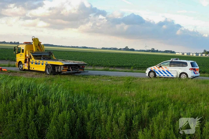 Bestelbus belandt te water