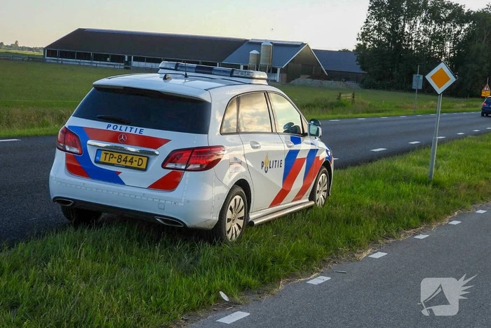 Bestelbus belandt te water