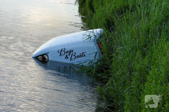 Bestelbus belandt te water