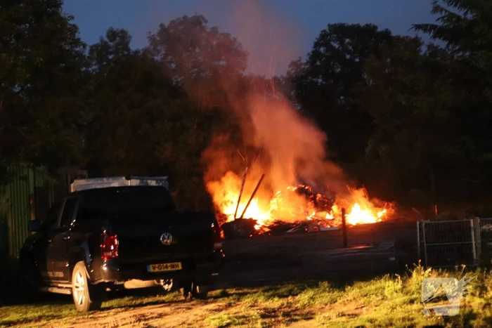 Veel rookontwikkeling bij afvalbrand