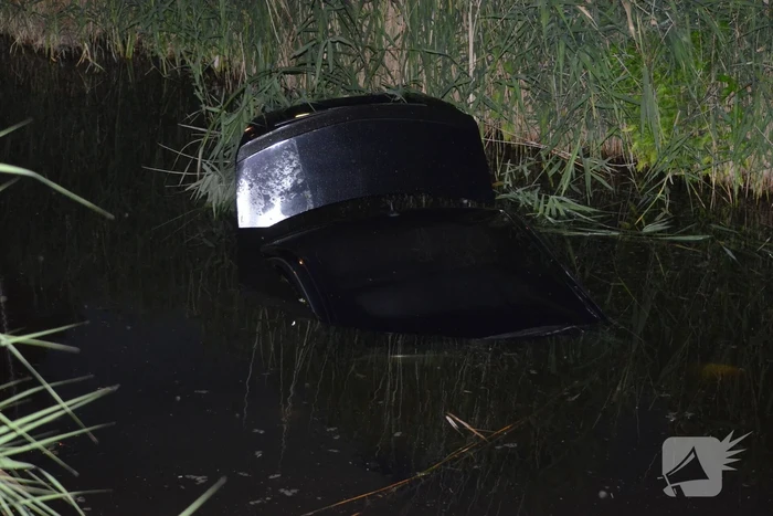 Auto te water, bestuurder gewond