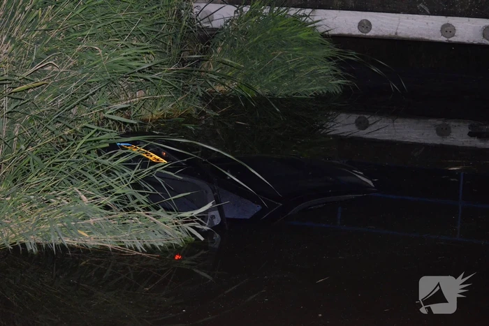 Auto te water, bestuurder gewond