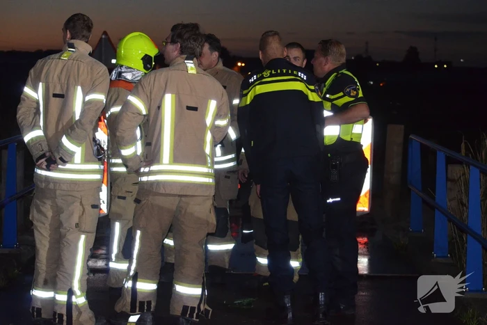 Auto te water, bestuurder gewond