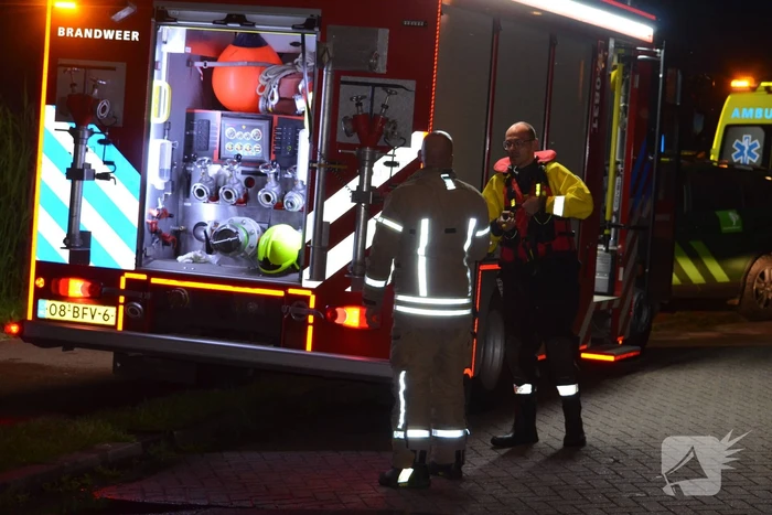 Auto te water, bestuurder gewond