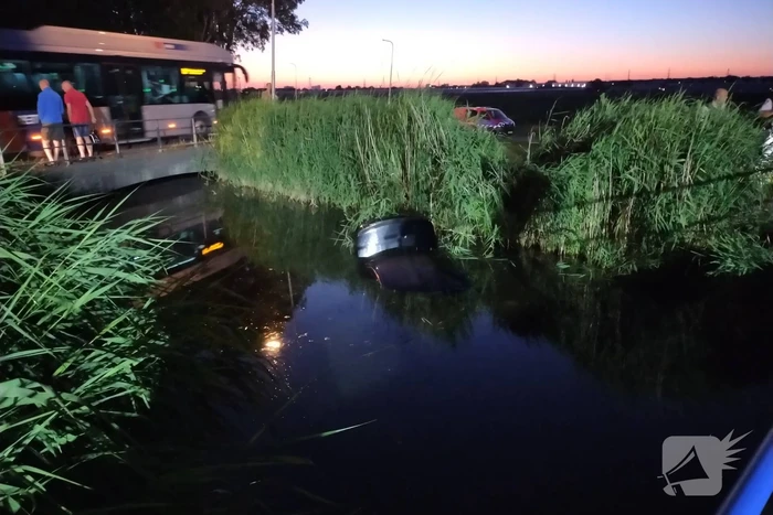 Auto te water, bestuurder gewond