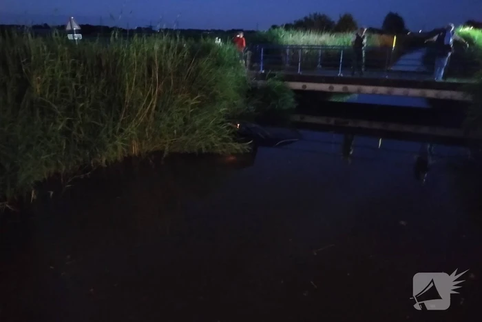 Auto te water, bestuurder gewond