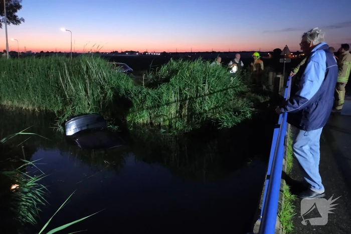 Auto te water, bestuurder gewond