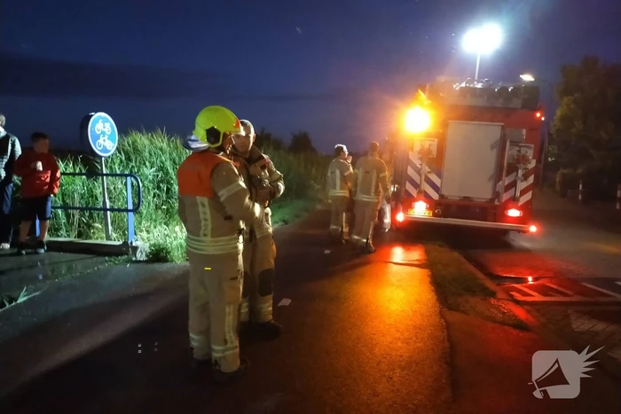 Auto te water, bestuurder gewond