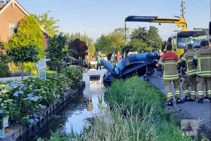 Auto te water geraakt
