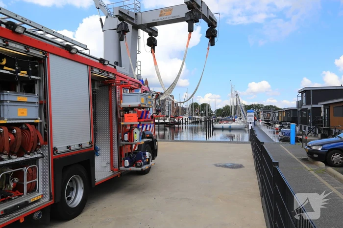 Boot in jachthaven maakt water