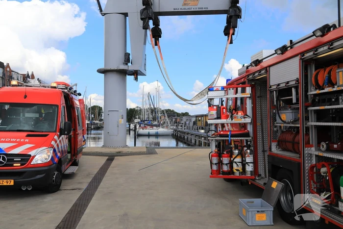 Boot in jachthaven maakt water