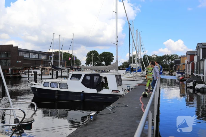 Boot in jachthaven maakt water