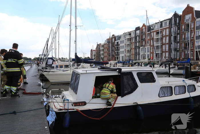 Boot in jachthaven maakt water