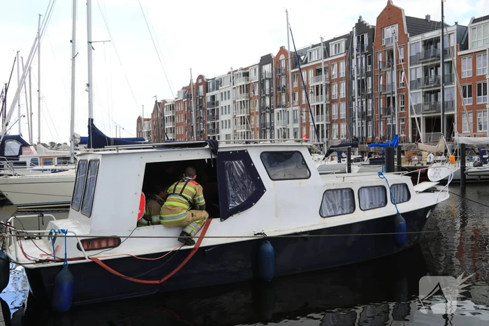 Boot in jachthaven maakt water