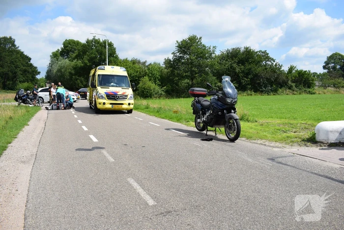 Motorrijder gaat hard onderuit en raakt gewond