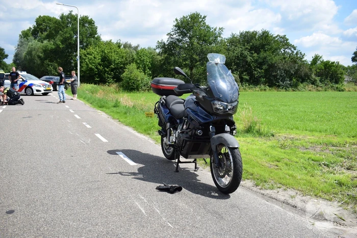 Motorrijder gaat hard onderuit en raakt gewond